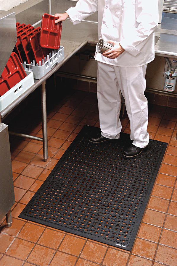 ComfortFlow-inuse-dishwasher-website_ba0deda5-a66c-4f02-9642-5cbc9746b117